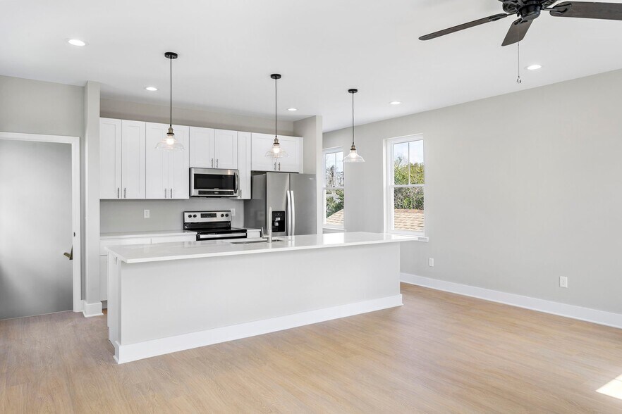 Building Photo - 2028 Arbutus Ave