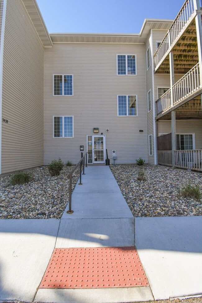 Building Photo - 7434 S Louise Ave