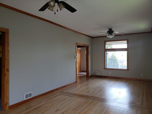 Building Photo - Beautiful 3-Bedroom Single Family Home wit...