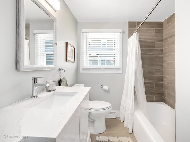 Building Photo - 822 N Waiola Ave