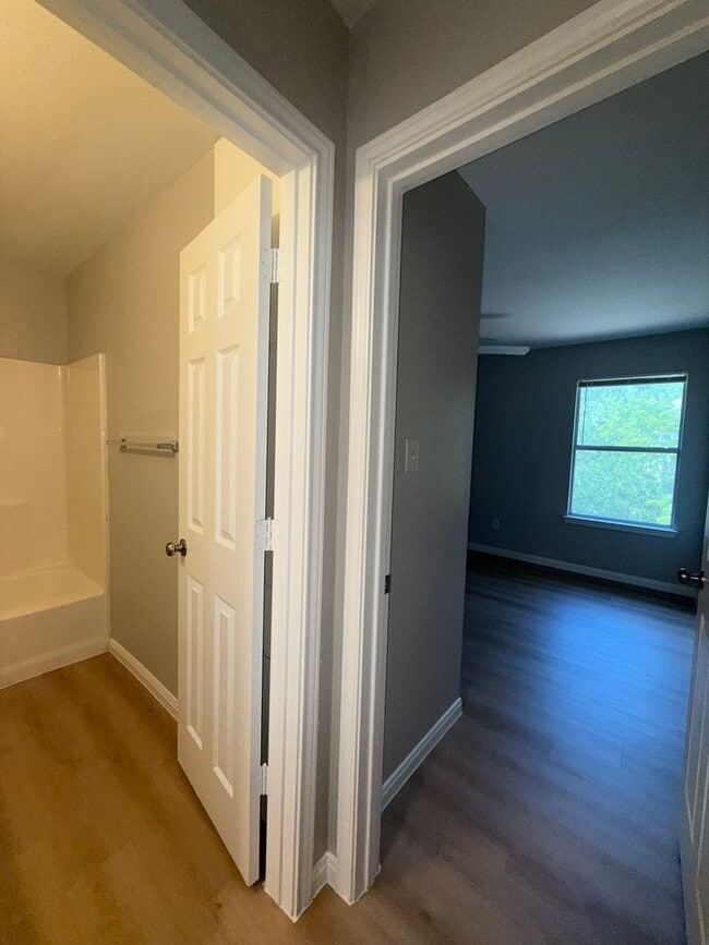 Building Photo - Ginder Properties2 (2906 Kestrel Dr)