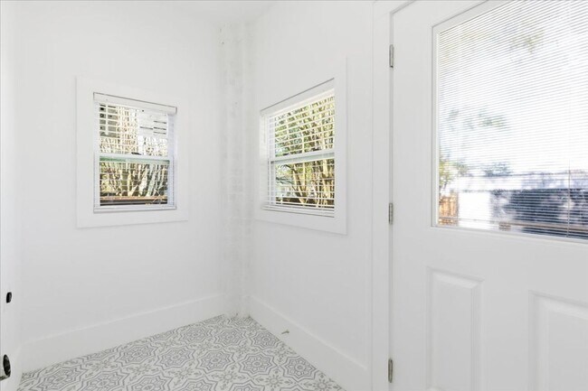 Building Photo - Move-In Ready 3BR/1.5BA Home with Private Backyard