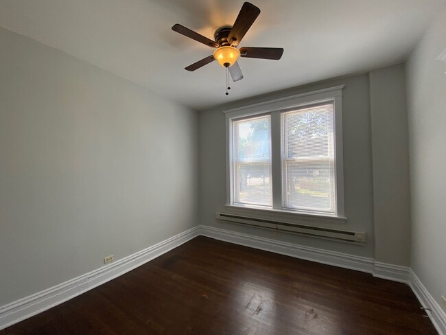 Building Photo - Lakeview 2BR! Near Brown Line & Whole Foods!