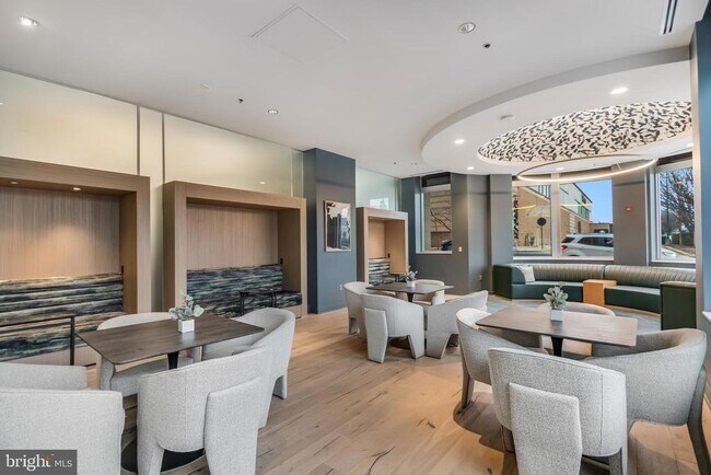 Building Photo - 5750 Bou Ave