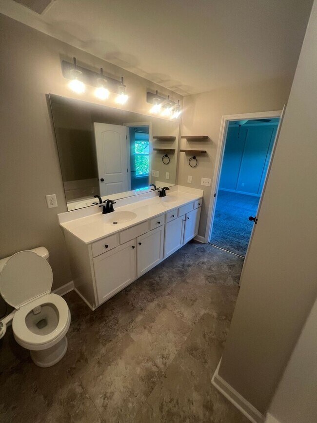 Building Photo - 303 Breezeway Dr