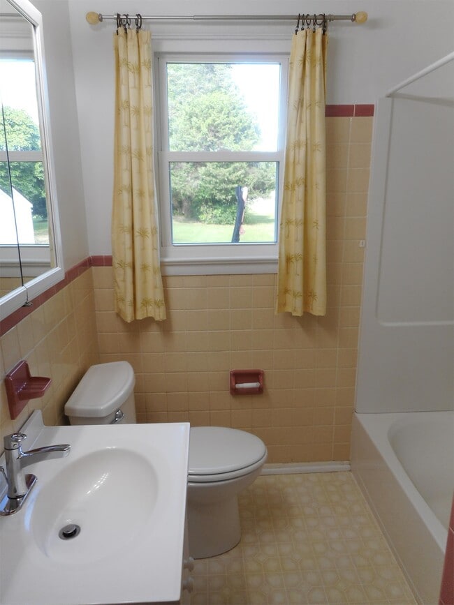 Building Photo - 117 Anderson Ave