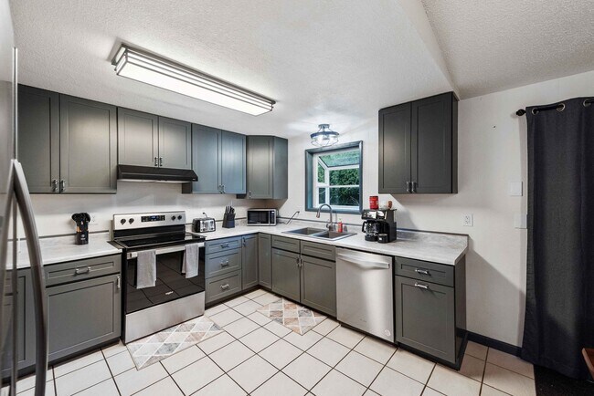 Building Photo - GORGEOUS 3 Bedroom (+BONUS ROOM!) 2 Bath Home with RV/Boat storage near beaches and shopping!