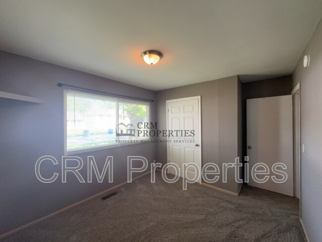 Building Photo - 2400 Balmoral Blvd