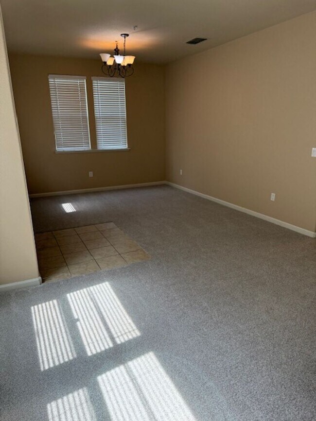 Building Photo - Gorgeous Natomas Condo