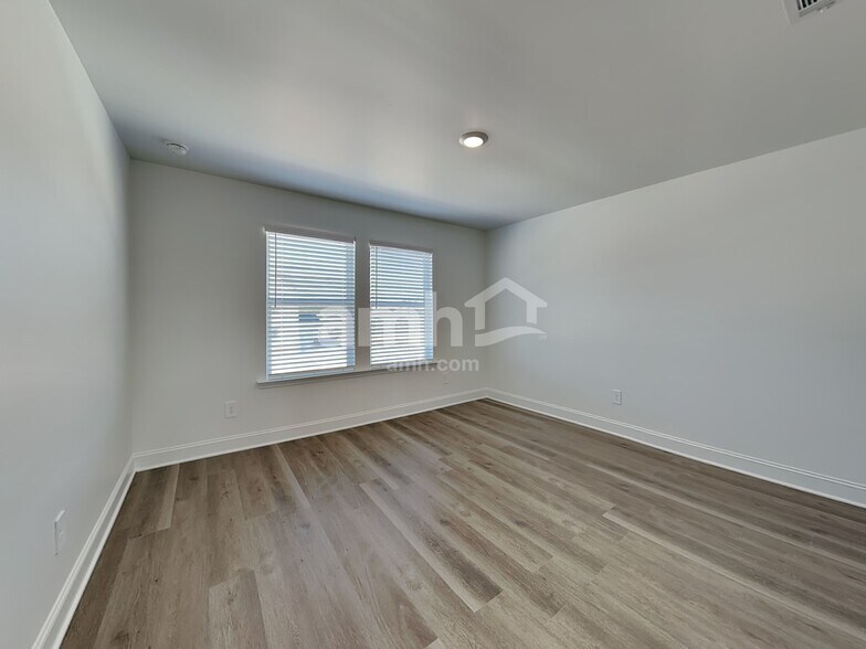 Building Photo - 212 Chase Ln