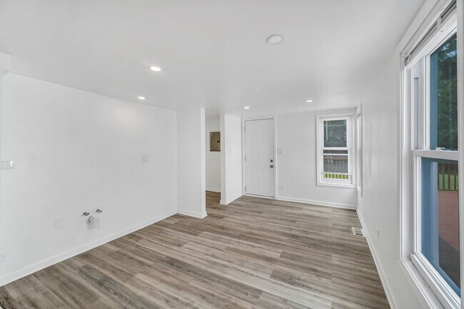 Building Photo - 37544 Columbus Ave