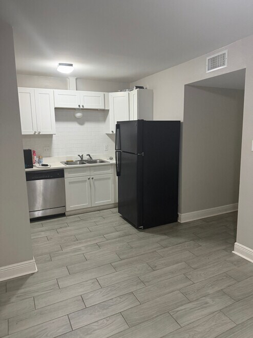 Building Photo - 40468 W Hernandez Ave