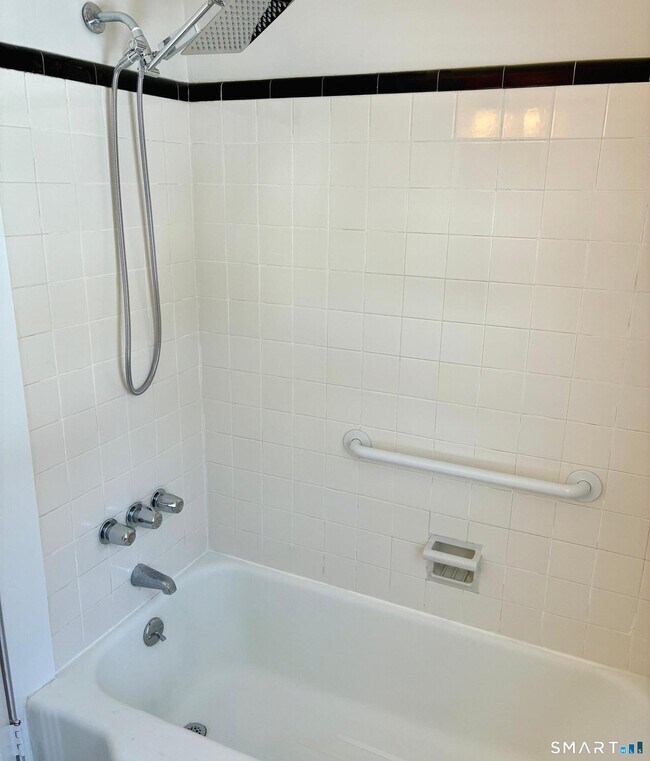 Building Photo - 302 Quaker Ln N