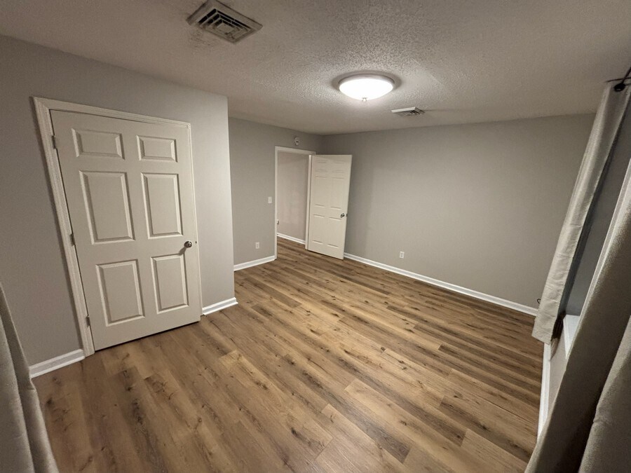 Building Photo - 1522 Main St