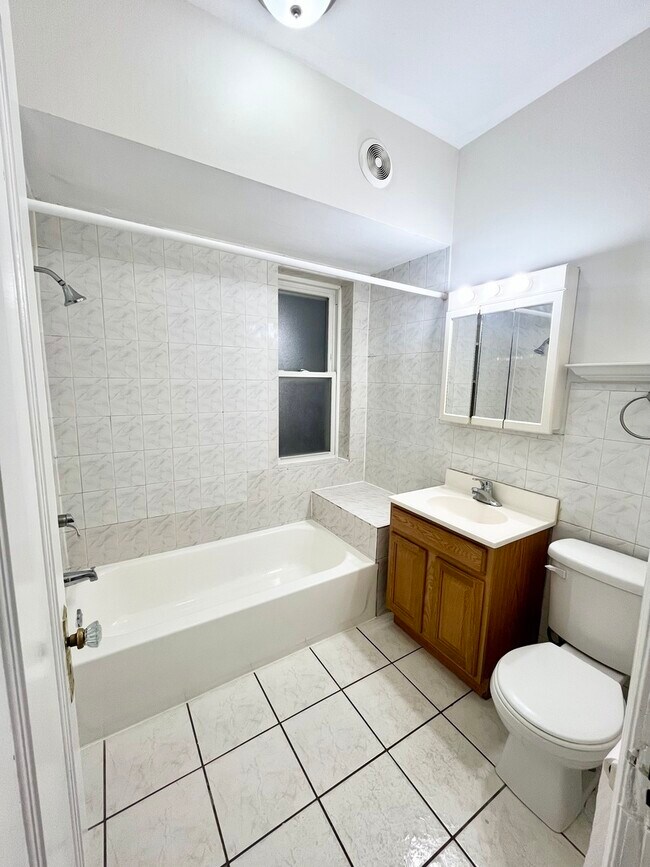 Building Photo - 4958 W Dickens Ave