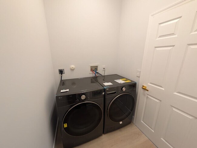 Building Photo - Luxury-Style 3BR Home in Prime West Palm Beach Location