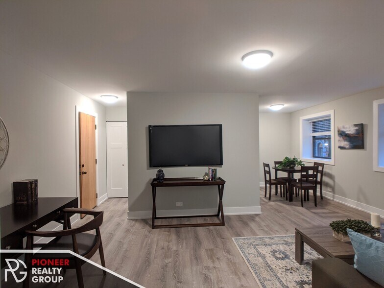 Building Photo - 542 W Surf St