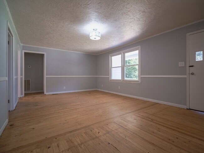 Building Photo - 507 8th Ave Ext