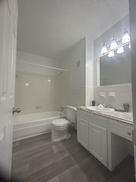 Building Photo - 1005 Hickory Hill Ln