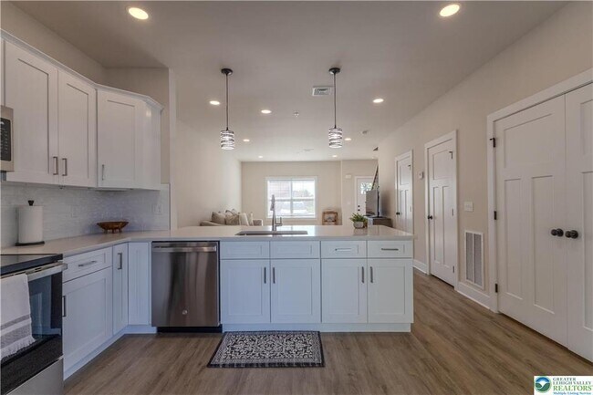 Building Photo - 1411 Greenview Dr