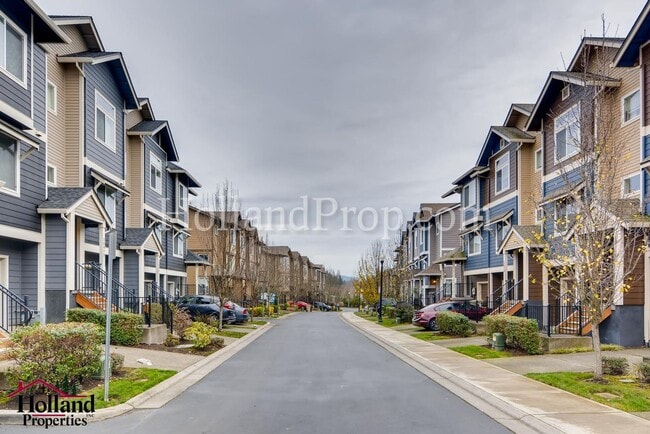 Building Photo - Stunning 3 Bedroom 2.5 bath Townhome in Hi...