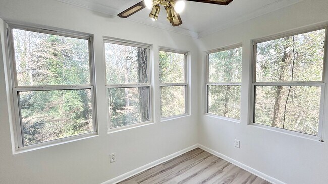 Building Photo - North Atlanta 1 Bed-1 Bath Condo, LVP Hard...
