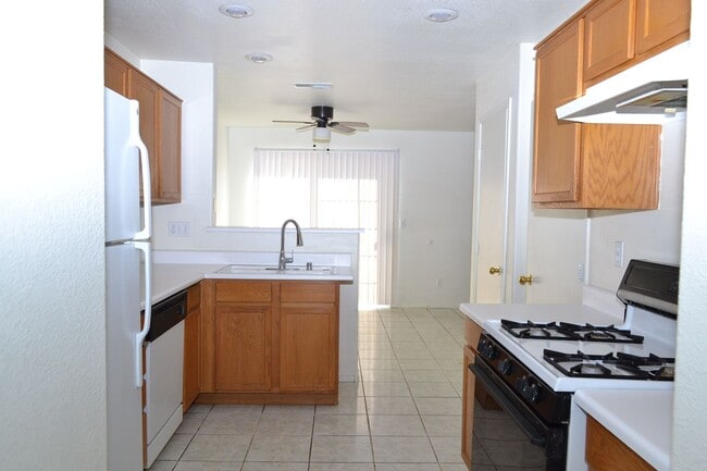 Building Photo - SW - ROOMY 3 BEDROOM 2.5 BATH TOWNHOME - 8...