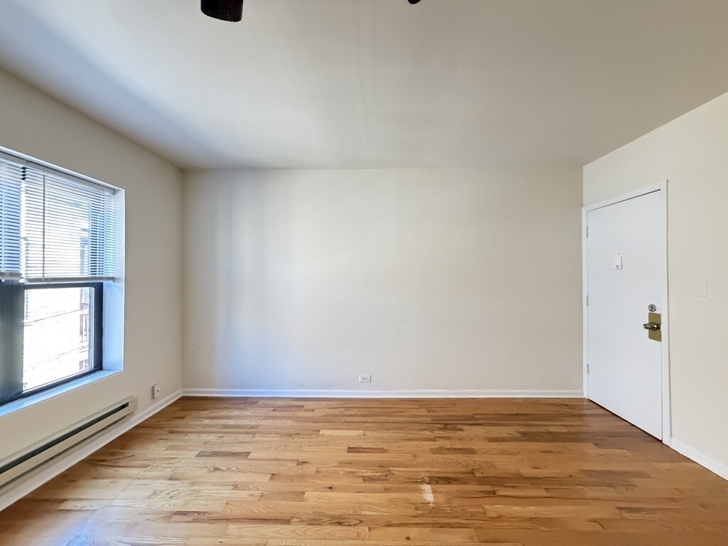 Building Photo - 814 W Cornelia Ave