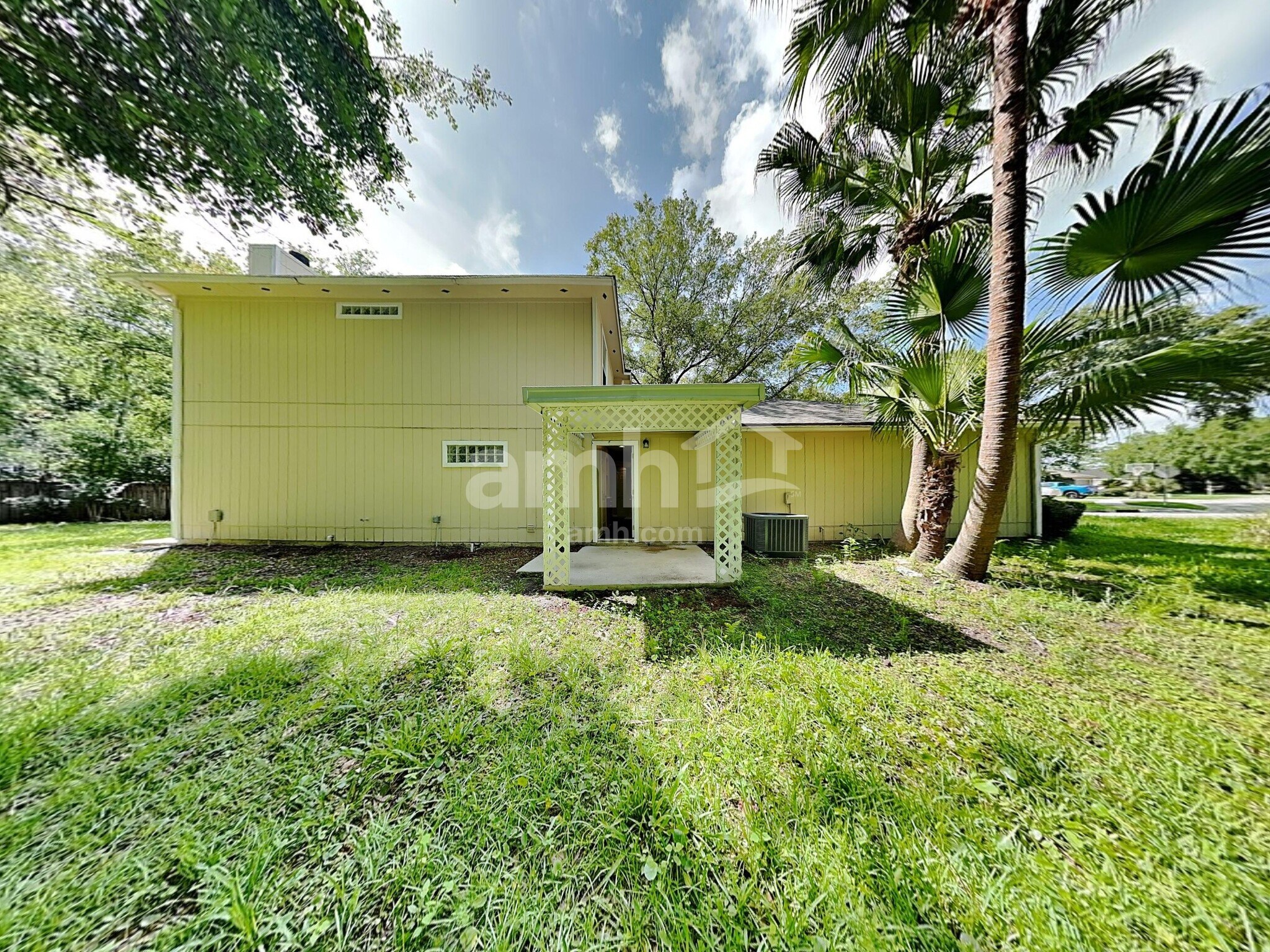 Building Photo - 325 Willow Green Dr