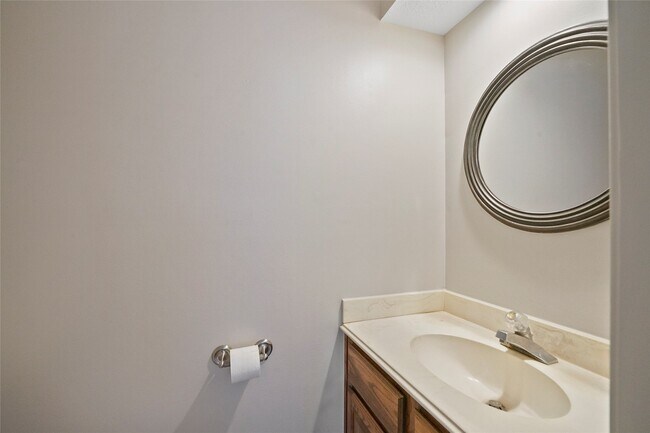 Building Photo - 2402 Brookdale Dr
