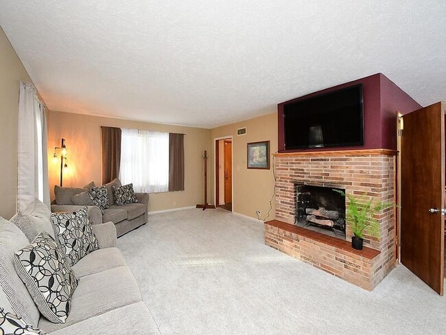 Building Photo - 705 E 9th St