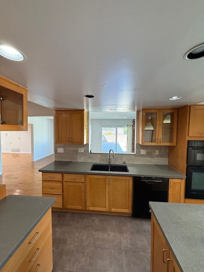 Building Photo - Gorgeous 3 Bedroom, 2 Bathroom, Granada Hi...