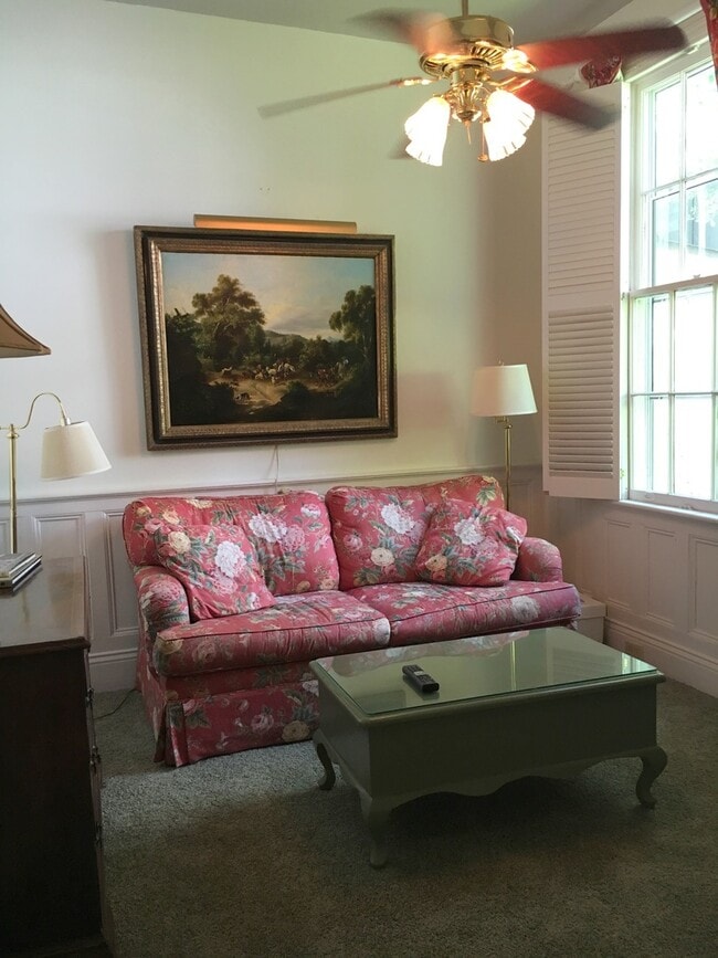 Building Photo - Charming Fully Furnished Garden CottageLlocated in South of Broad