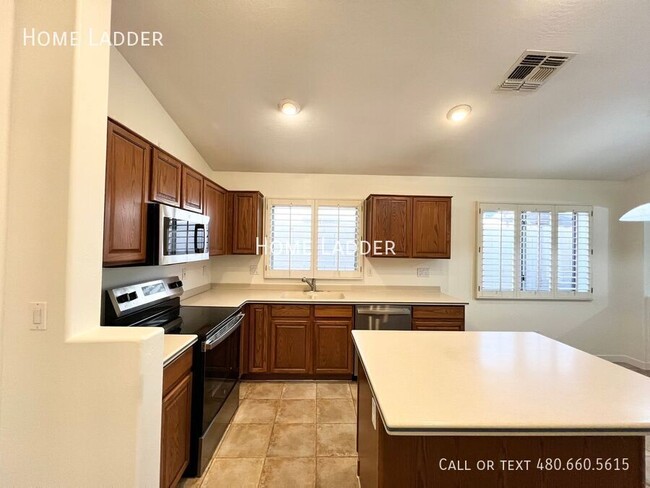 Building Photo - Refreshing 3-Bed, 2-Bath Plus Den with Spa...