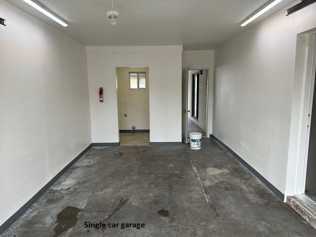 Building Photo - SOMB3171