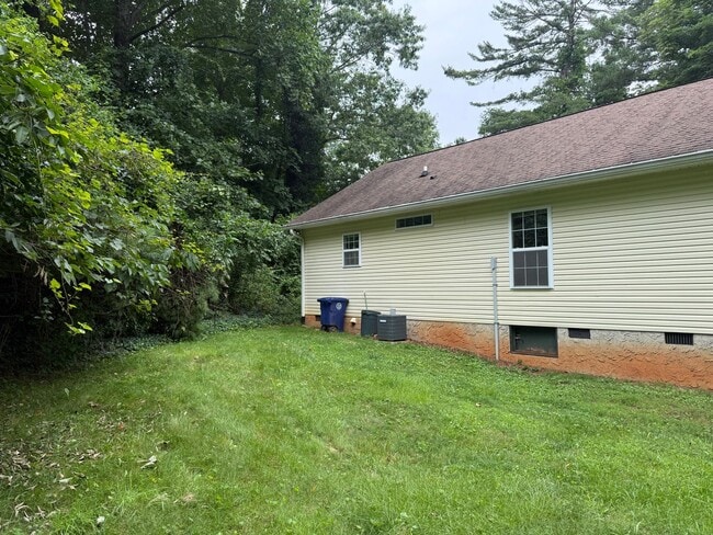 Building Photo - 4 Greenbriar Rd
