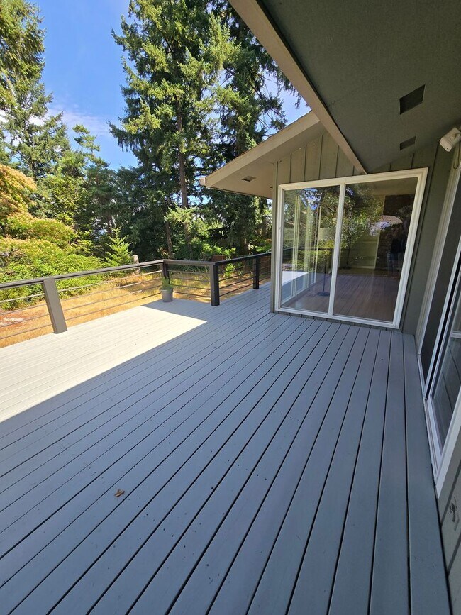 Building Photo - Popular West Linn! Tons of Space and great...