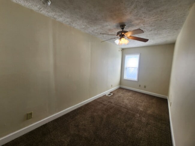 Building Photo - 2 Bedroom Home on the Southside