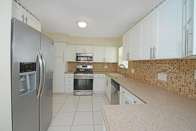 Building Photo - 1001 SE 5th Ave