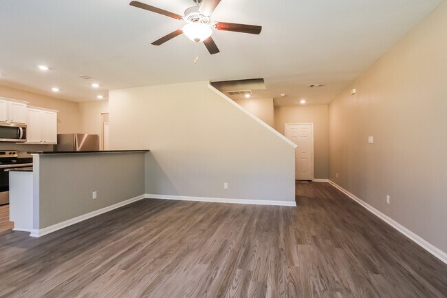 Building Photo - 27064 Leonardo Dr