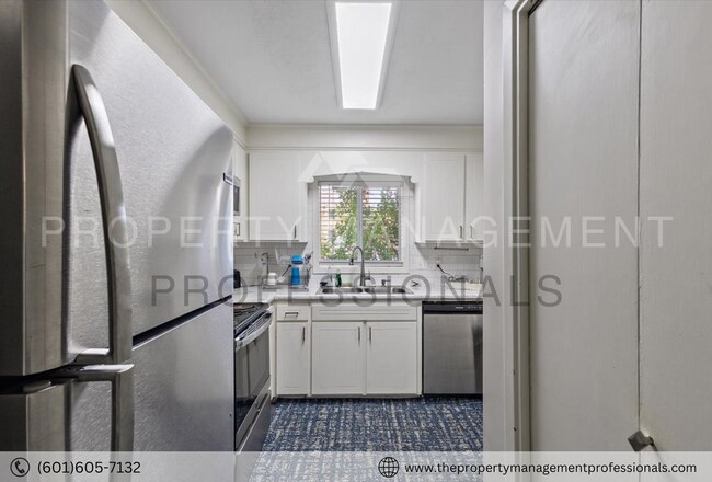 Building Photo - Cute & convenient