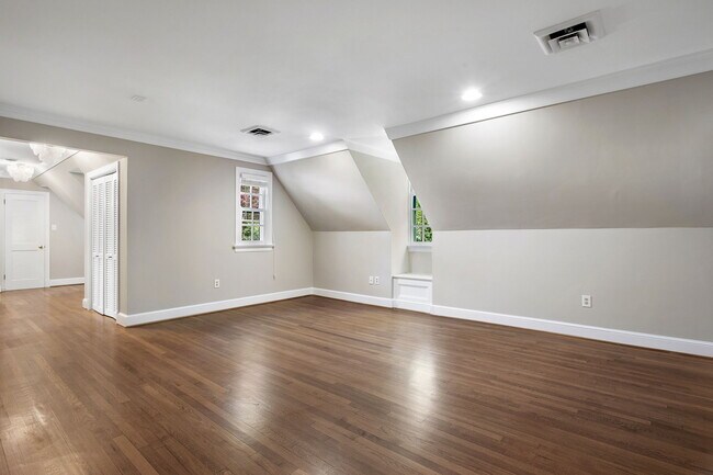 Building Photo - 9900 Kingsbridge Rd