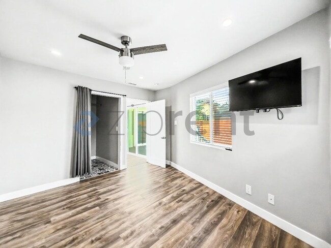 Building Photo - Unit