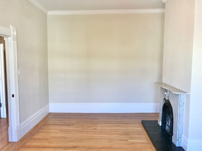 Building Photo - Handsome, Recently Renovated, 3BR/2BA Pac ...