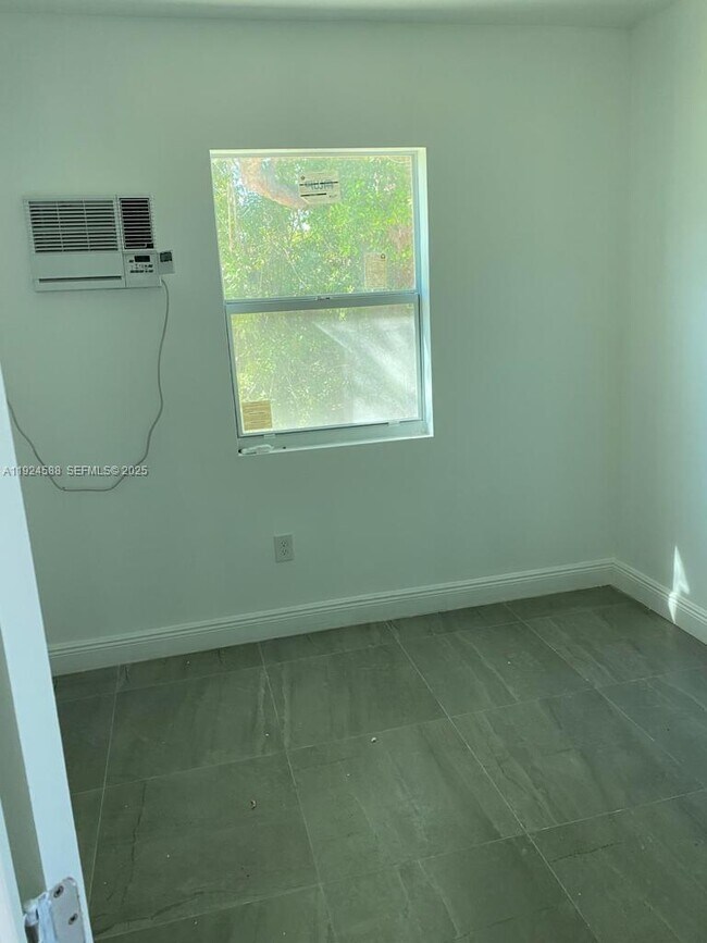 Building Photo - 4023 SW 19th St