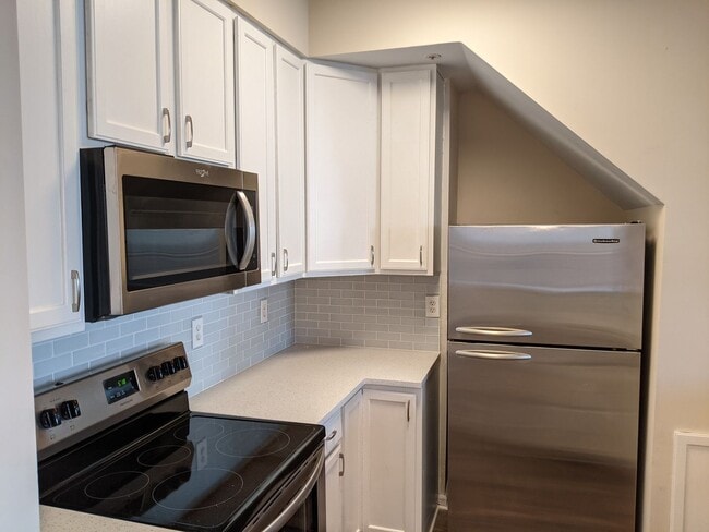 Building Photo - Recently renovated townhome in Ballenger C...