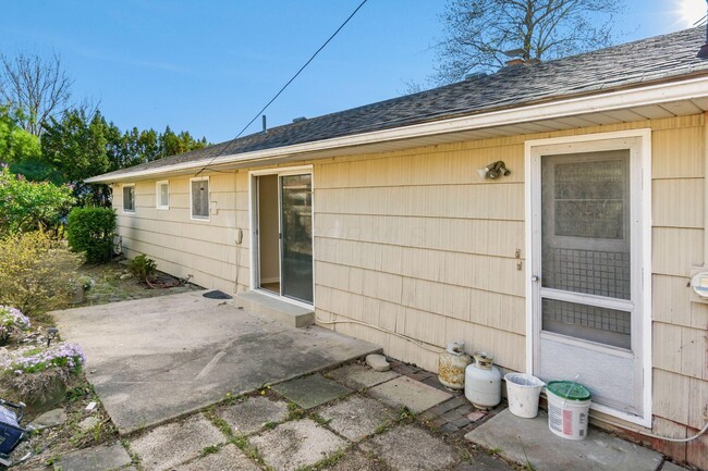 Building Photo - 4230 Eastlea Dr