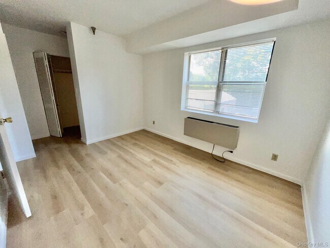 Building Photo - 501 N Barry Ave