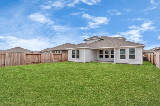Building Photo - The Live Oak – Where Comfort Meets Conveni...
