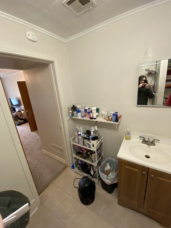 Building Photo - 738 1/2 Massachusetts